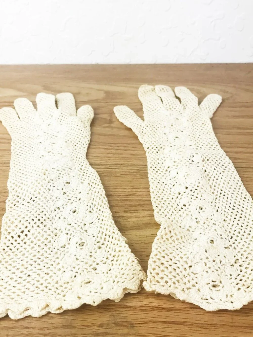 Vintage Handmade Crochet Lace Gloves Cream Cotton w/ Scalloped Cuffs & Button Sm